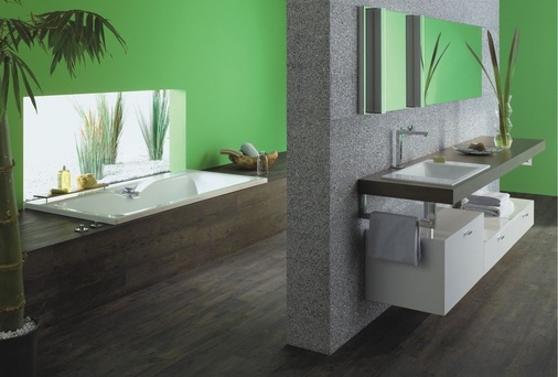 11 Frühling zieht ein durch grüne Wände. Der Holzboden verstärkt die Assoziation an frische Blatttriebe.