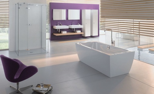 15 Romantik der puristischen Art dank Violett, viel Weiß und hellen Holzjalousien.