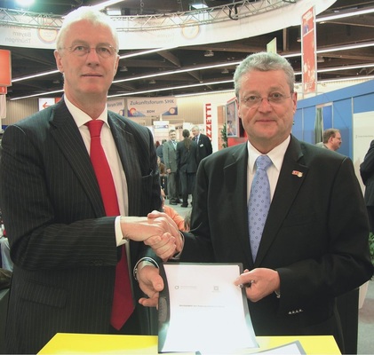 Klaus Jesse, der Vorsitzende der ARGE Neue Medien (l.) und ZVSHK-Präsident Manfred Stather unterzeichneten auf der IFH die gemeinsame Richtlinie für die Qualität von Artikelstammdaten.
