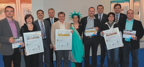 Gruppenbild mit Bäder-Star: Mit 73 installierten Komplettbädern ­verwies die Erhardt Sanitär GmbH aus Heitersheim die Firmen Christel GmbH und Karl Bez GmbH auf die Plätze zwei und drei.