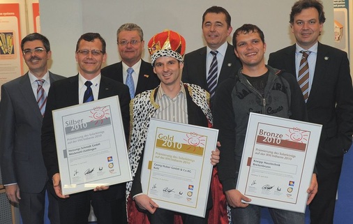 Gruppenbild mit Solarkönig. Mit 211 thermischen Solaranlagen wurde die Georg Huber GmbH zum Solarkönig gekürt. Auf Platz 2 folgte die Heizungs-Schmidt GmbH und auf Platz 3 die Kneipp Haustechnik.