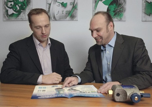 Martin Kreczy (links) setzt auf Kontinuität und Partnerschaft: Zum Thema Heizungs­wasser erhält er hier Tipps durch Stefan Köhler von der Syr-Werksvertretung.