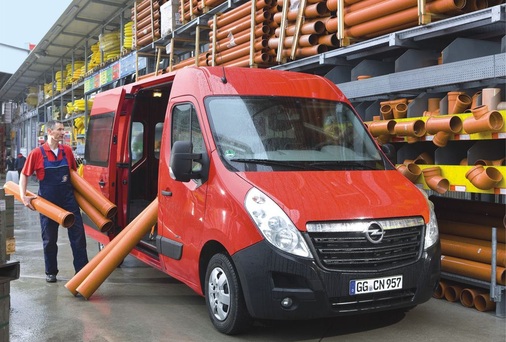Der frontgetriebene Movano verkraftet als 3,5-Tonner bei mittlerem oder langem Radstand Nutzlasten bis etwa 1,5 Tonnen.