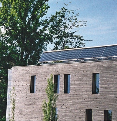 Schöne Beispiele für größere Anlagen gibt es auch mit Röhrenkollektoren.