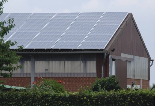 413 Solarmodule hat Troescher auf die Dächer des Aussiedlerhofs montiert und damit offensichtlich die Fläche bis zum letzten Quadratmeter ausgereizt.