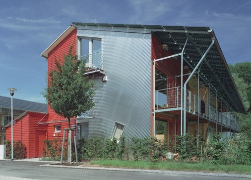 Ein Reihenhaus in der Solarsiedlung in Freiburg: Die Wechselrichter sind direkt unter dem Solardach montiert, damit die Leistungsverluste minimal bleiben. - © Rolf Disch
