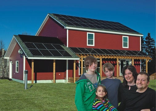 Auf der Internetseite www.ecoplushome.com — hier das Begrüßungsbild der Eingangsseite mit der Familie Kenny — wird das Projekt Energie-Plus-Haus in Kanada vorgestellt.
