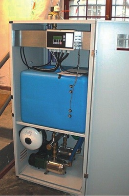 Regenwasserzentrale mit elektronischer Steuerung, ­integriertem ­Vorlagebehälter und Doppel­pumpendruck­erhöhung.