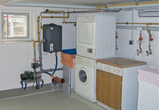 Waschkeller mit Doppelanschluss Regenwasser/Trinkwasser für jede Waschmaschine, Wohnanlage Schillerstraße 62—96 in Mühlheim/Main.