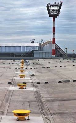 155 m lang erstreckt sich eine der Notentwässerungslinien über das 11000 m² große Flachdach. Das Foto zeigt die gelben Anstauelemente vor dem Feinjustierungsprozess.