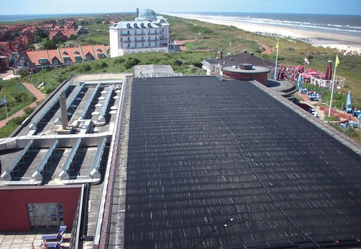 Die beiden Solaranlagen auf dem Schwimmbaddach vom Aussichtsturm aus gesehen.