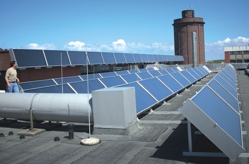 Die 170 m² große Solar-Luftkollektoranlage auf dem Hallenbaddach sorgt für die ­Vorwärmung der Schwimmbadluft. - © Schnieders
