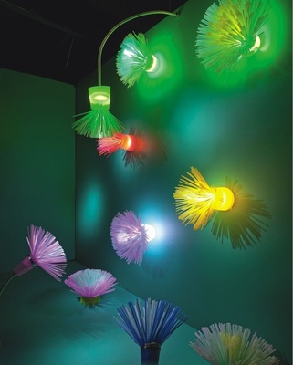 Lichttherapie: Ein buntes Arrangement, das an Seeanemonen erinnert, umgibt die Dusche und sorgt so für eine gemütliche Atmosphäre. Für die Morgenhygiene mit Wohlfühlfaktor. Design: Igor Lyalyuk und Yekaterina Yeryemenko.