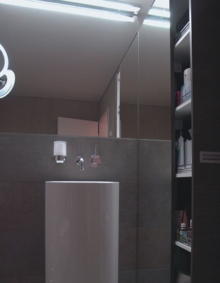 9 Der Spiegel, als Wandverkleidung eingesetzt, erzielt eine geniale Raumwirkung, ohne ­Hotelcharakter zu schaffen.