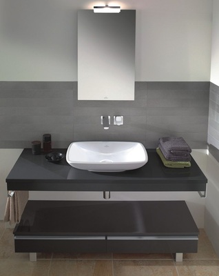 Neben Badmöbeln in festen Größen gibt es auch maßflexible Möbel (z. B. Shape von Villeroy & Boch), die auf individuelle Anforderungen zugeschnitten werden können.
