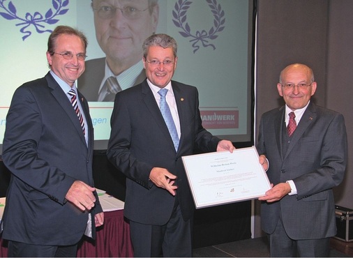 Mit dem Wilhelm-Braun-Preis wurde der Verbands­vorsitzende Manfred Stather ausgezeichnet. Erste ­Gratulanten waren Dr. Hans-Balthas Klein (l.) und Laudator und stellvertretender Vorsitzender Hans Lanz.