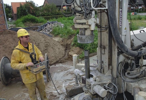 Mit der Qualität der Sonde steht und fällt die spätere Kundenzufriedenheit, weshalb sich einige Wärmepumpenhersteller eigene Bohrfirmen zugelegt haben.