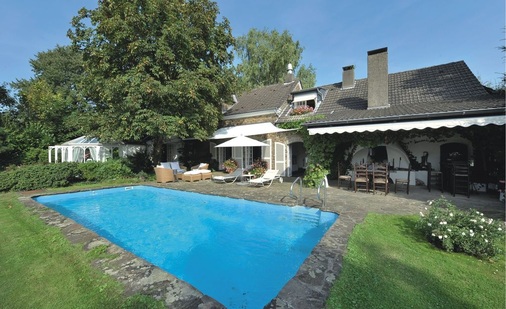 Die Besitzer dieses hübschen Landhauses in Essen setzen auf regenerative Energien und sparen damit Kosten.