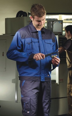 Die neue Berufskleidungs­kollektion Industry300 von Dickies in den ­Farben Kornblau/Marine.