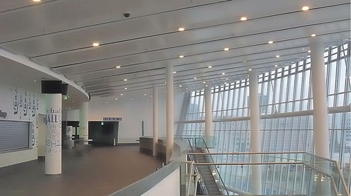 Die O2-Arena in Berlin: Ein gelungenes Beispiel für das Zusammenspiel von Funktion und Gestaltung. Mit den schräg abgehängten Deckenstrahlplatten werden das halbrunde Foyer und die Galerie beheizt.