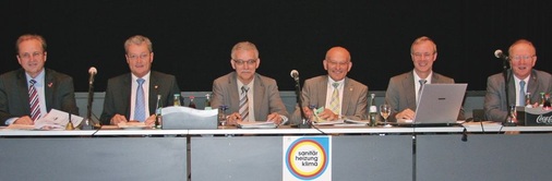 Gute Stimmung nicht nur am Vorstandstisch: (v.l.) Dr. Hans-Balthas Klein, Manfred Stather, Wolfgang Friedrich, Hans Lanz, Dietmar Zahn und Volker Werling