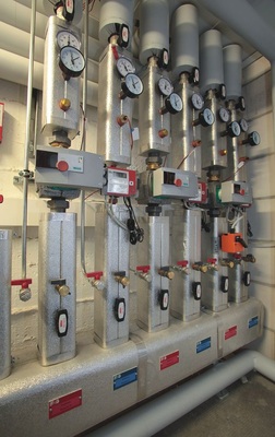 Übergabestation des Nahwärmenetzes in einer der Heizzentralen. Das Netz wird ­parallel zum Fortschritt der Sanierungen ausgebaut.