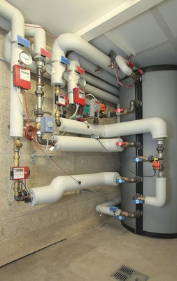 Der Hauptverteilkreis ist über ­Pufferspeicher hydraulisch von den Verteilkreisen der drei Gebäudeteile entkoppelt.