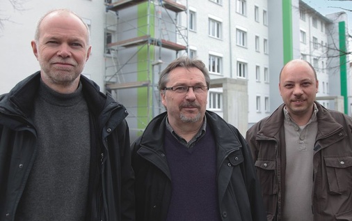 Architekt Joachim Honsel und Planer Dieter Wagner (v.l.) von der Volkswohnung GmbH begleiteten zusammen mit Fachplaner Thomas Häge (KW2 Ingenieure) die ­Modernisierung des Zeilenbaus.