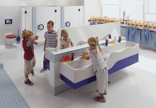 Eine kindgerechte Waschplatz­­gestaltung wie in der Kita ­Spatzennest fördert die Hygiene­entwicklung der Kleinen, die sich gern an den Großen orientieren. - © Alle Keramag
