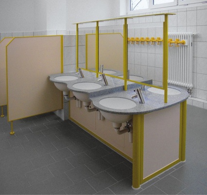 Der Wasch- und Toilettenraum für die vier- bis siebenjährigen Schützlinge der Kita ist mit sechs Waschplätzen auf zwei Ebenen ausgestattet. Das Farbkonzept setzt hier auf die Kontrastfarben Lagune und Zitronengelb.