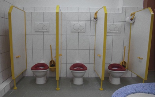 Die 26 cm hohen Baby-WCs ermöglichen eine frühe, weitgehend selbstständige Nutzung der Toilettenanlagen.