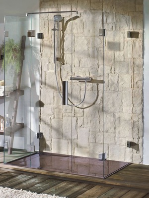 Der Duschboden RoVaro vom Schweizer Sanitär­spezialisten Romay kann je nach Wunsch verschieden eingebaut werden. - © Romay
