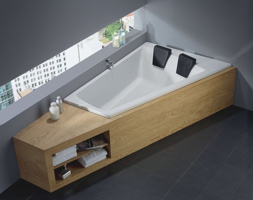 Optimale Schräg­lage: Die Badewanne Genf Duo von Repabad kommt eigentlich in einem unmöglichen Winkel daher.