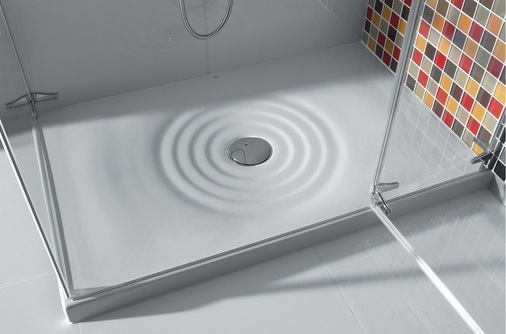 Wellenförmig: die extra­flache Duschwanne ­Vortix aus Keramik vom Badspezialisten Roca.