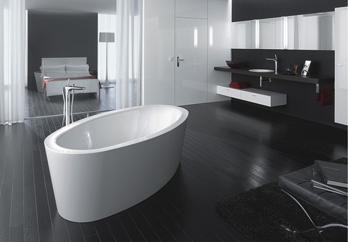 3 Die Trennwand gegenüber des Schlaf-­bereiches wurde komplett verglast. Mittels Vorhang lässt sich eine blickdichte und ­optische Trennung erreichen. Der Waschtisch ist vom Bett nicht einsehbar.