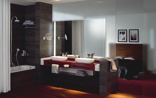 5 Eine satinierte Glaswand öffnet die Bereiche nicht völlig, da sie den Raum dahinter nur erahnen läßt. Der Waschtisch davor ist so vom Bett nicht frei einsehbar — und umgekehrt.