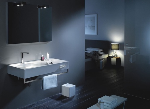 8 Kommunikativ öffnen sich die ­Bereiche. Dennoch bleibt der Waschtisch vom Bett uneinsehbar. Mittels Glasschiebeelementen kann eine Trennung erfolgen.