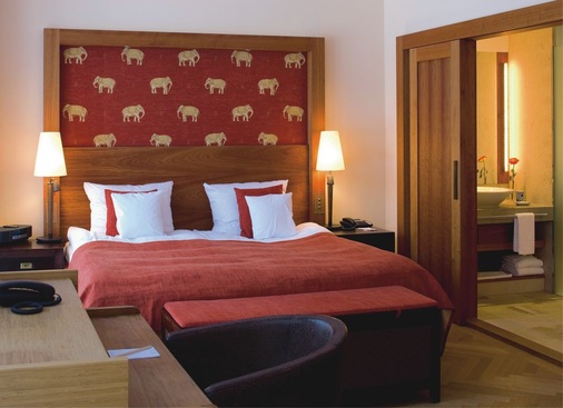 7 Zweiflüglige Schiebetüren ermöglichen eine großzügige Öffnung beider Bereiche zueinander.