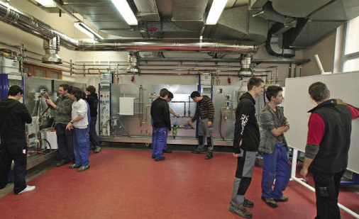 In Einzel-, Paar- oder Gruppenarbeiten können

Aufgaben — hier an der

Stuttgarter Robert-Mayer-Schule — erarbeitet und besprochen werden.