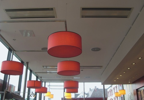 Die vier 2-seitigen Kassettengeräte mit je 9kW Kühlleistung.