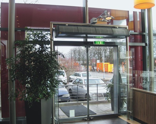 Türluftschleier für R410A an den drei Eingangstüren.