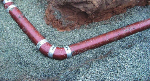 1 Gusseiserne Abwasserrohre als Grundleitung im Erdreich verlegt.