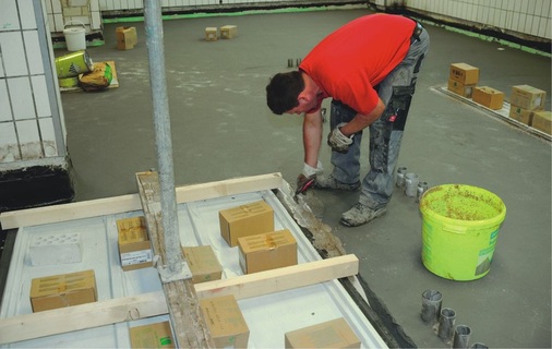 Um den festen Sitz der Rinne zu garantieren, werden die Fugen zwischen Rinne und Estrich mit Epoxidharz verfüllt.