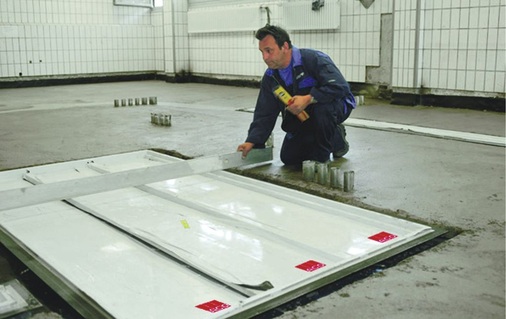 Sobald der Untergrund vorbereitet ist, wird die Kastenrinne mittels der ­verstellbaren Füße auf die richtige Höhe gebracht und ausgerichtet.