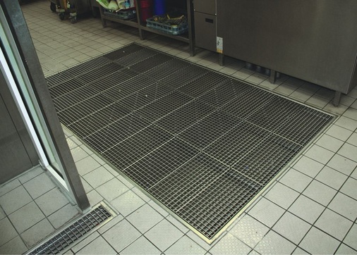 Die nach der Sanierung fertig eingebaute Kastenrinne in der Spülküche der Diakonie Kork bei Kehl.