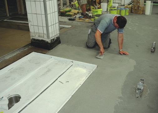 Nach dem Verfüllen der Fugen mit Epoxidharz erfolgt die Anpassung des Fliesenestrichs an den Rohboden.