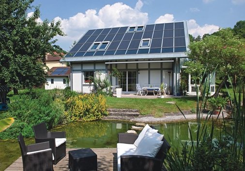 Ein schönes Projektbeispiel in der Nähe von Bad Mergentheim mit einem kompletten Solardach ohne Ziegel.