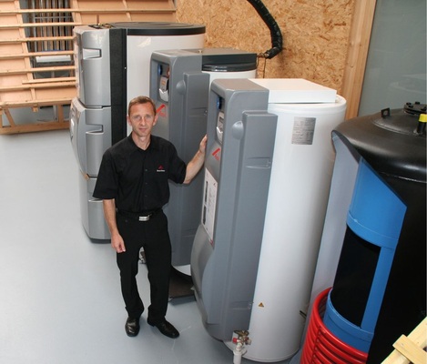 Die Solarspeicher sind so weit vormontiert, dass der Handwerker nur noch die wasserseitigen Anschlüsse installieren muss, wie Daniel Erbert erklärt.