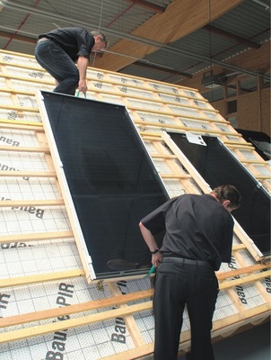 Demonstration einer Solarmontage auf dem Dach im Schulungszentrum Rotocampus.
