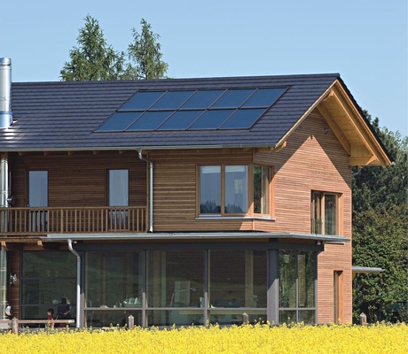 Wird nur ein Teil des Dachs mit PV oder Solarthermie abgedeckt, fügen sich die Kollektoren optisch ansprechend in die Dachkonstruktion ein.
